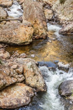 kayalar ile güzel nehir  