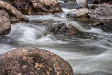 kayalar ile güzel nehir  
