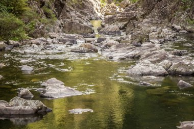 kayalar ile güzel nehir  