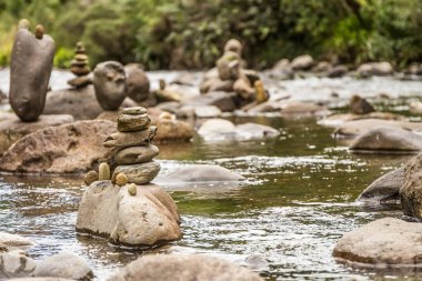 kayalar ile güzel nehir  