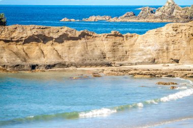 taş ve kum plaj sahil şeridine