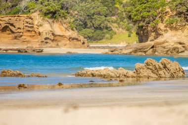 taş ve kum plaj sahil şeridine