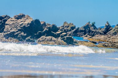 taş ve kum plaj sahil şeridine