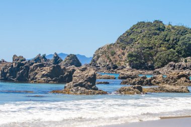 taş ve kum plaj sahil şeridine