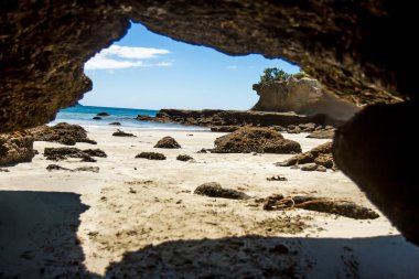 taş ve kum plaj sahil şeridine