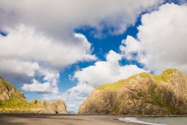 Kayalık plaj yukarıda gökyüzü