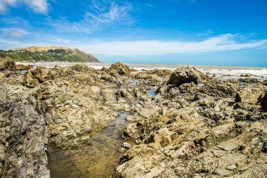 Gökyüzü altında kayalık plaj