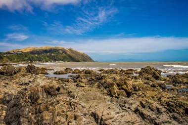 Gökyüzü altında kayalık plaj