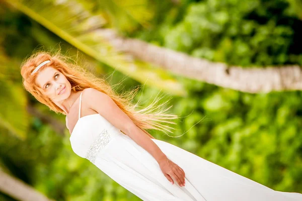 Jonge gelukkig lachende vrouw — Stockfoto