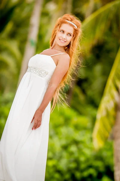 Jovem feliz sorrindo mulher — Fotografia de Stock