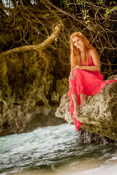 Outdoor Portret van jonge gelukkig lachende vrouw — Stockfoto