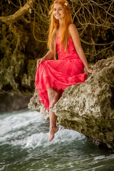 Retrato ao ar livre de jovem mulher sorridente feliz — Fotografia de Stock