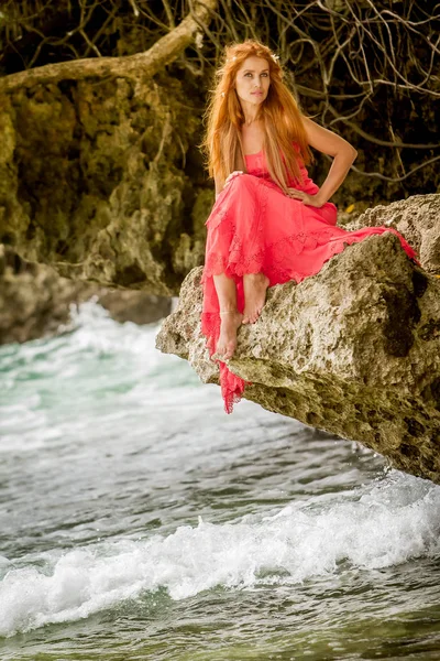 Outdoor portrait of young happy smiling woman — Stock Photo, Image