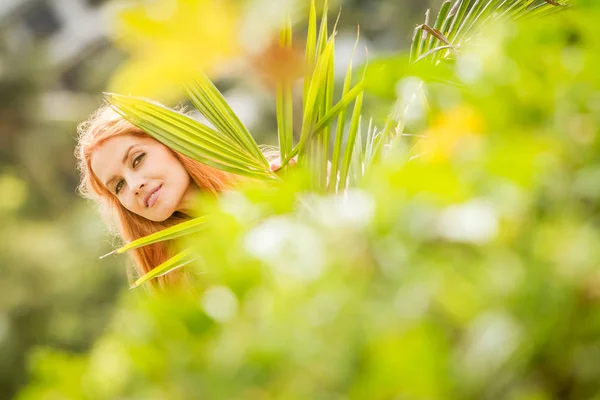 Outdoor portrait of young happy smiling woman — Stock Photo, Image