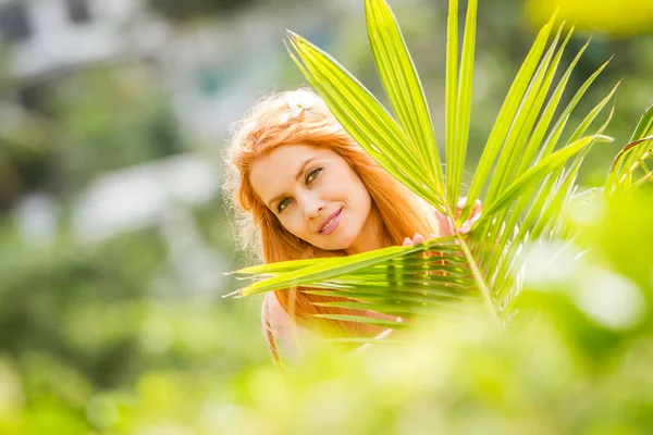 Outdoor Portret van jonge gelukkig lachende vrouw — Stockfoto