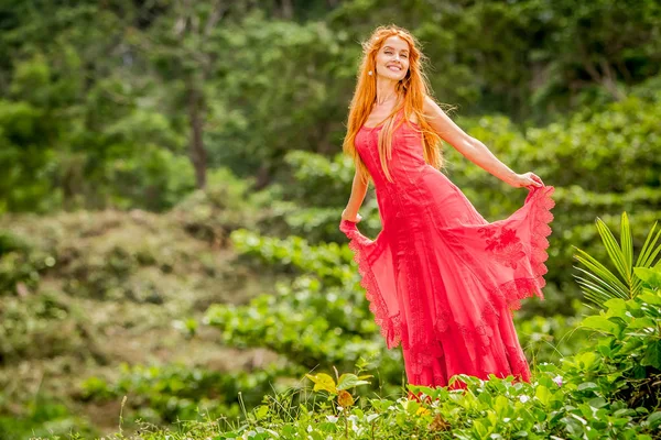 Retrato al aire libre de la joven feliz mujer sonriente —  Fotos de Stock
