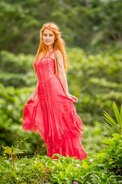 Portrait extérieur de jeune femme souriante heureuse — Photo