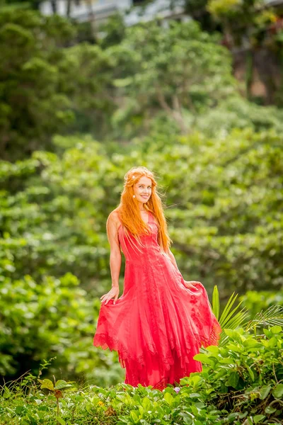 Retrato al aire libre de la joven feliz mujer sonriente — Foto de Stock