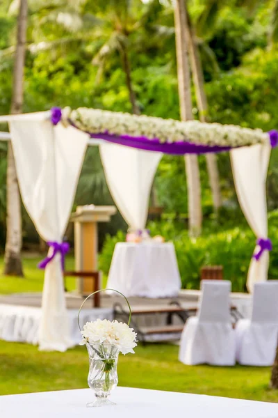屋外のビーチ結婚式のセットアップ — ストック写真