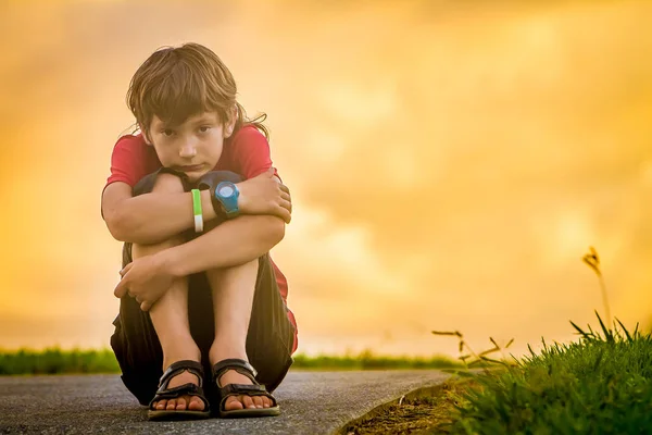 10 代の若い男の子の屋外のポートレート — ストック写真