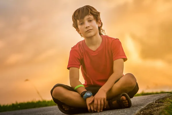 10 代の若い男の子の屋外のポートレート — ストック写真