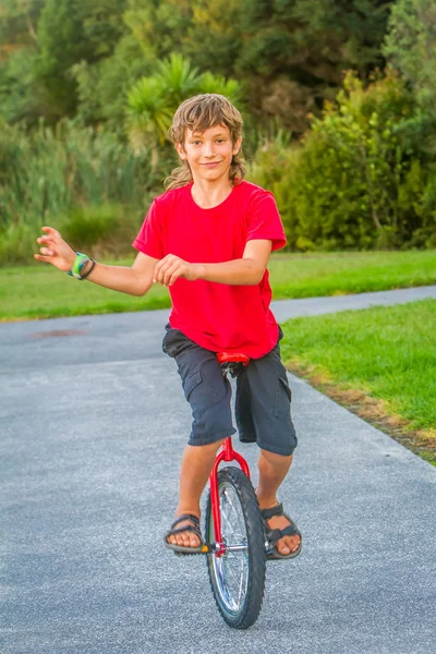 若い男の子の屋外のポートレート — ストック写真