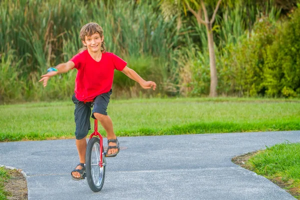 若い男の子の屋外のポートレート — ストック写真