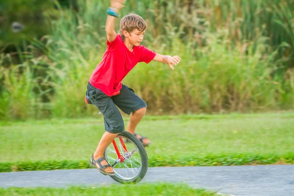 Außenporträt eines kleinen Jungen — Stockfoto