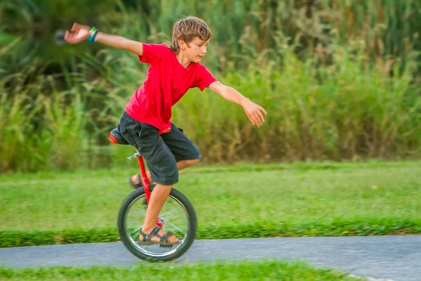 Außenporträt eines kleinen Jungen — Stockfoto