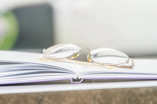 Stapel boeken op natuurlijke achtergrond — Stockfoto