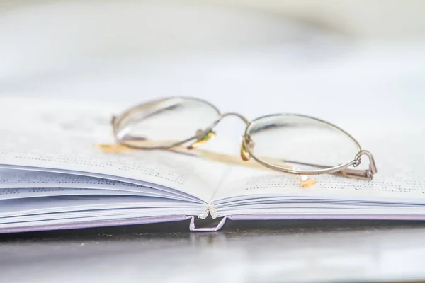 Stapel boeken op natuurlijke achtergrond — Stockfoto