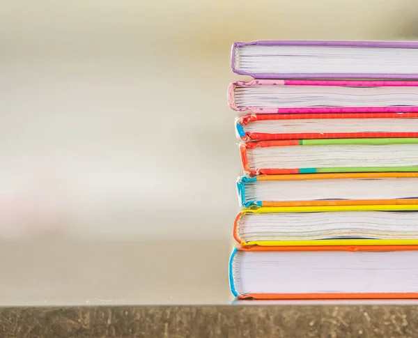 Stapel boeken op natuurlijke achtergrond — Stockfoto