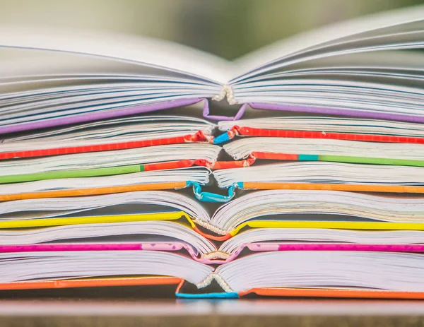 Stapel boeken op natuurlijke achtergrond — Stockfoto