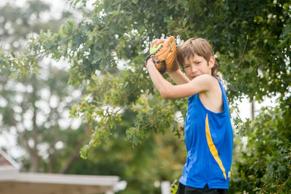 Jovem pré-adolescente menino jogar softball — Fotografia de Stock
