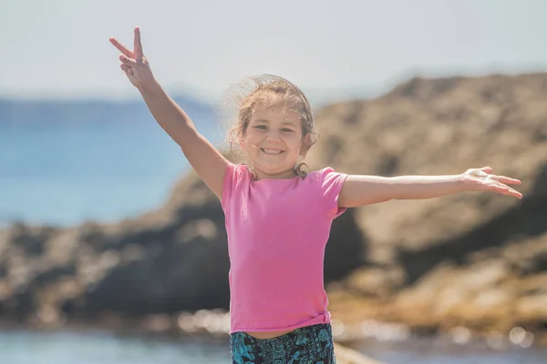 Outdoor Portret van jonge gelukkig lachend kind — Stockfoto