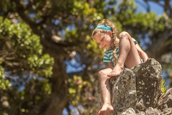 Retrato al aire libre de niña caucásica joven — Foto de Stock