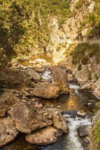 Hermoso río con rocas — Foto de Stock