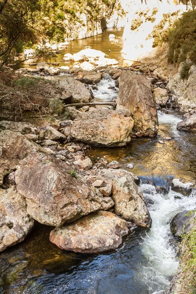 Hermoso río con rocas — Foto de Stock
