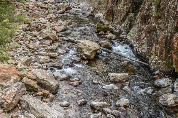 Hermoso río con rocas — Foto de Stock
