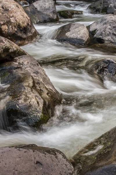 Hermoso río con rocas — Foto de Stock