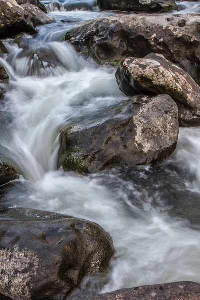 Hermoso río con rocas — Foto de Stock