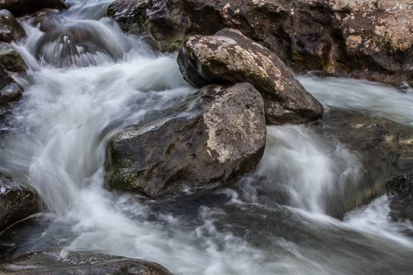 Hermoso río con rocas — Foto de Stock