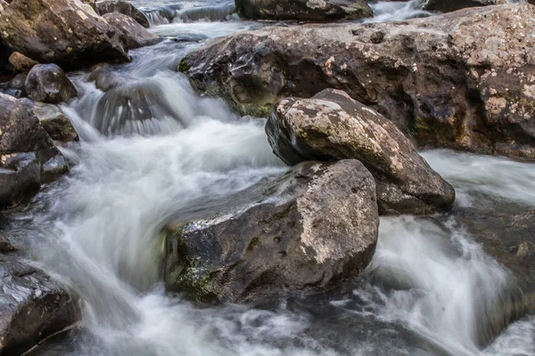 Hermoso río con rocas — Foto de Stock