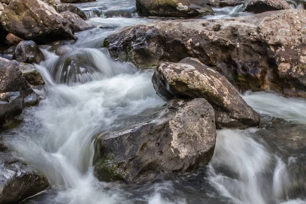 Hermoso río con rocas — Foto de Stock