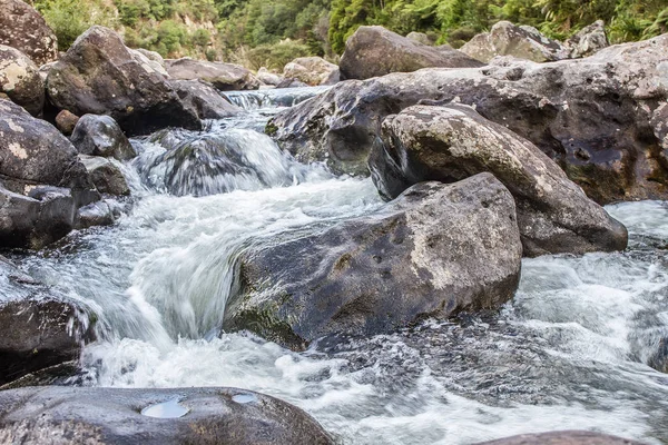 Hermoso río con rocas — Foto de Stock