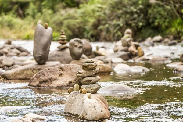 Schöner Fluss mit Felsen — Stockfoto