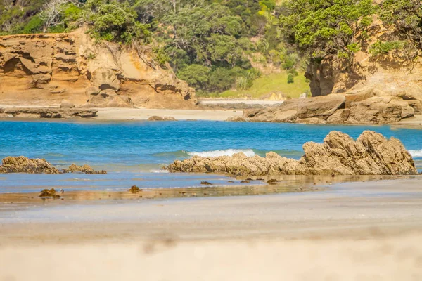 Costa con playa de arena y rocas —  Fotos de Stock