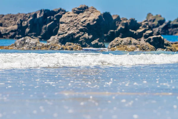 Taş ve kum plaj sahil şeridine — Stok fotoğraf