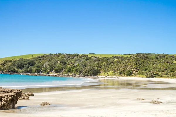 Littoral avec plage de sable et rochers — Photo