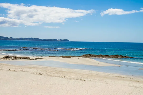 Ακτογραμμή με παραλία με άμμο και βράχια — Φωτογραφία Αρχείου